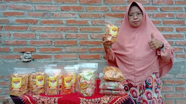 Siti Tarwiin (38), warga Desa Brenggolo Kecamatan Kalitidu Kabupaten Bojonegoro. produsen camilan singkong krispi, atau lebih dikenal dengan nama 'balung kuwuk'. (foto: vera/beritabojonegoro)