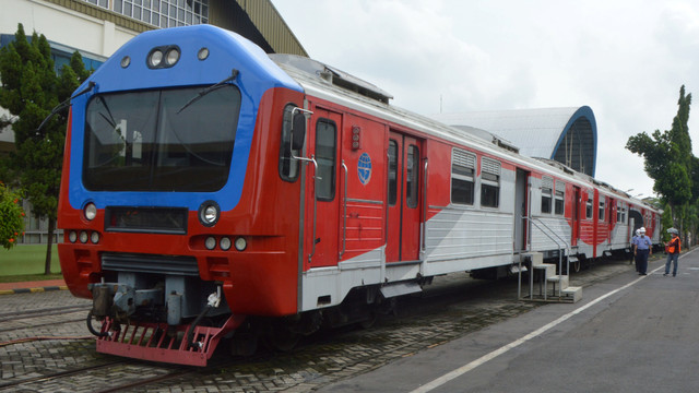 Petugas melihat Kereta Rel Listrik (KRL) yang dimodifikasi menjadi Kereta Medik Darurat di PT INKA (Persero) Madiun, Jawa Timur, Kamis (21/1). Foto: Siswowidodo/ANTARA FOTO