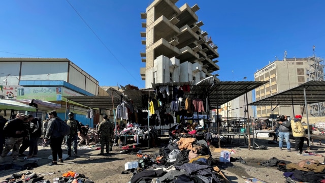Suasana di lokasi serangan bunuh diri di pasar sentral di Baghdad, Irak, Rabu (21/1). Foto: Thaier al-Sudani/REUTERS