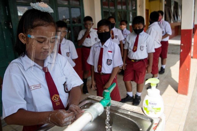 Sejumlah siswa antre mencuci tangannya sebelum mengikuti Kegiatan Belajar Mengajar (KBM) tatap muka di SD Negeri 26 Sukajadi, Banyuasin, Sumatera Selatan, Senin (7/9/2020). Foto: Nova Wahyudi/ANTARA FOTO/kumparan.
