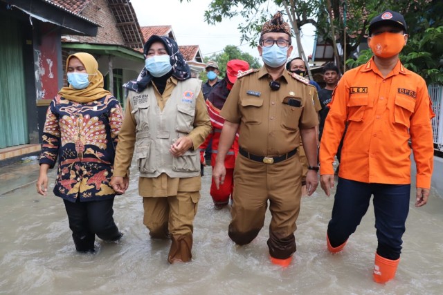 Bupati Cirebon dan jajaran meninjau lokasi banjir di Kecamatan Suranenggala. (Juan)