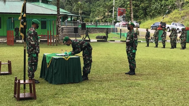 Danyon 764 Iamba Baua Kaimana Letkol Inf. Dwi Dipoyono saat menandatangani berita acara sertijab
