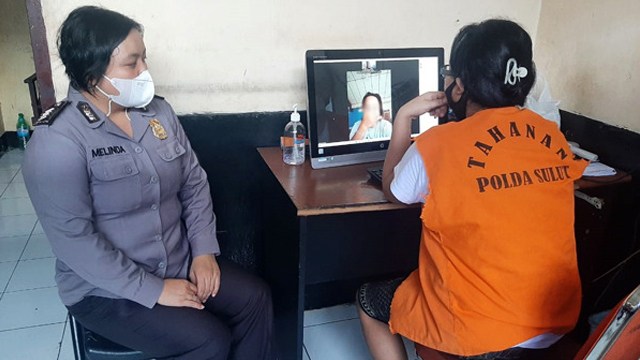 Seorang tahanan tengah melakukan virtual meeting dengan keluarganya di ruangan yang difasilitasi oleh Polda Sulawesi Utara