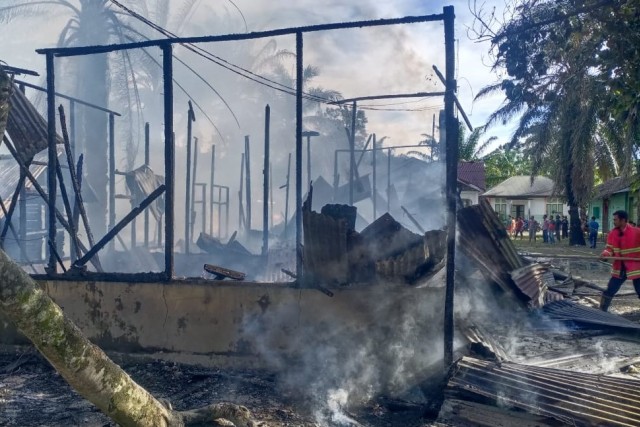 Petugas melakukan pemadaman api yang membakar bilik santri di Pesantren Serambi Mekkah, Johan Pahlawan, Aceh Barat. Foto: Dok. acehkini