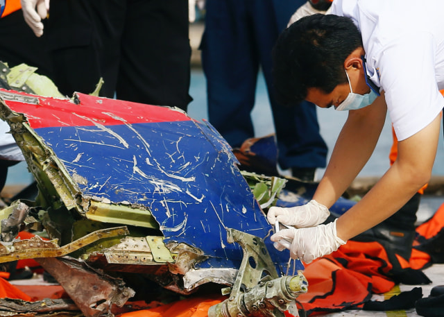 Petugas KNKT memeriksa bagian pesawat Sriwijaya Air SJ-182 di Dermaga JICT II, Pelabuhan Tanjung Priok, Jakarta Utara, Kamis (21/1). Foto: Ajeng Dinar Ulfiana/REUTERS