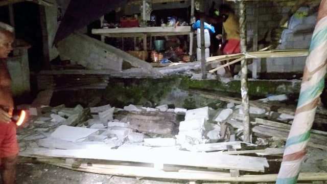 Bangunan milik warga di Kabupaten Talaud yang dindingnya roboh akibat gempa yang terjadi Kamis (21/1) malam ini. (foto: dok istimewa)