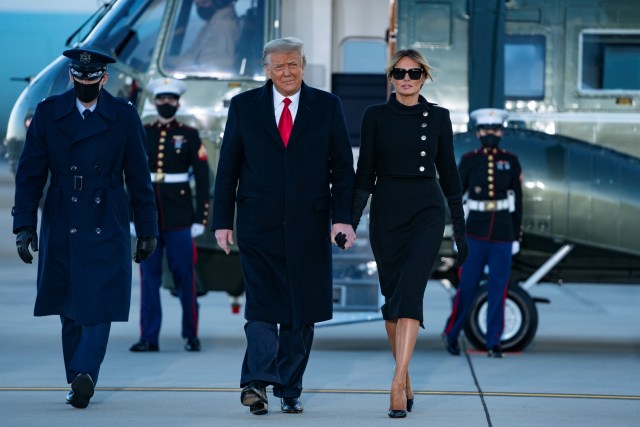 Donald Trump dan Melania Trump turun dari Marine One di Joint Base Andrews di Maryland, Rabu (20/1). Foto: ALEX EDELMAN/AFP