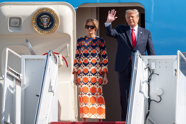 Donald Trump dan Melania Trump keluar dari Air Force One di Bandara Internasional Palm Beach, di West Palm Beach, Florida, Rabu (20/1). Foto: Getty Images
