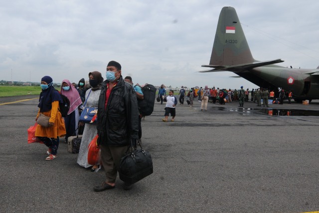 Sejumlah pengungsi gempa Sulawesi Barat turun dari pesawat Hercules milik TNI Angkatan Udara saat tiba di Landasan Udara Adi Soemarmo, Boyolali, Jawa Tengah, Kamis (21/1).  Foto: Aloysius Jarot Nugroho/ANTARA FOTO