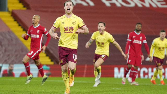 Selebrasi pemain Burnley Ashley Barnes usai mencetak gol ke gawang Liverpool pada pertandingan lanjutan Premier League di Anfield, Liverpool, Inggris. Foto: Jon Super/Pool/REUTERS