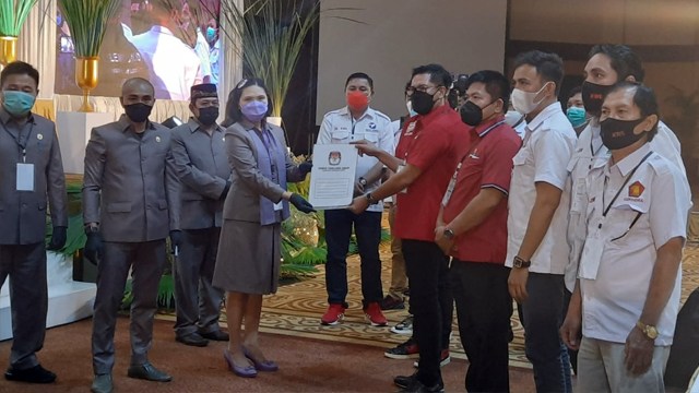 KPU Kabupaten Minahasa Utara menyerahkan Berkas Acara Pleno Penetapan Pemenang Pilkada Minut kepada pasangan calon Joune Ganda-Kevin W Lotiulung