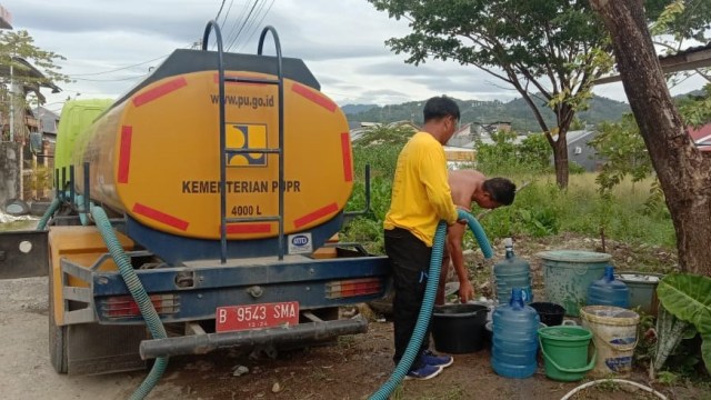 Kementerian PUPR Salurkan Air Bersih bagi Warga Mamuju di Pengungsian
