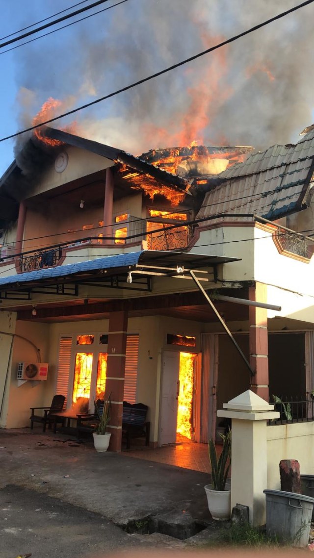 Kebakaran di rumah warga di Kompleks Batara Indah 1 Pontianak. Foto: Dok Hi!Pontianak