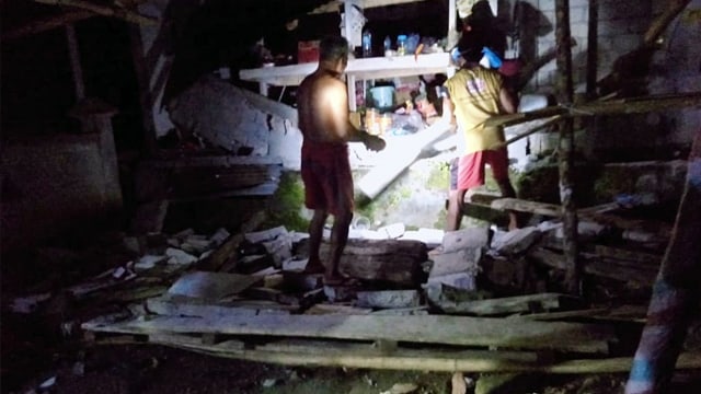 Rumah warga yang terdampak gempa yang terjadi di Kabupaten Talaud, Sulawesi Utara, Kamis (21/1) malam. (foto: dok istimewa) 