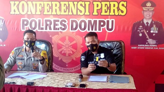 Kapolres Dompu AKBP Syarif Hidayat menggelar konferensi pers soal kasus video mesum di ruang isolasi RSUD Dompu. Foto: Dok. Istimewa