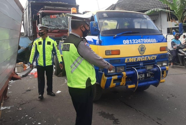 Petugas mengevakuasi kendaraan yang terlibat kecelakaan beruntun di Jalan Raya Arjawinangun, Kabupaten Cirebon. (Juan)