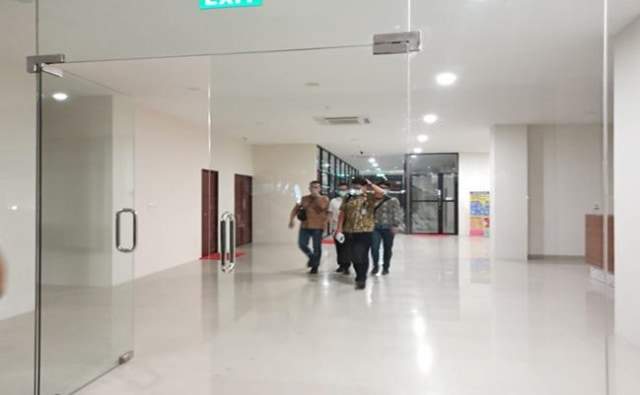 Kepala BC Tembilahan Ari Wibawa Yusuf (depan) meninggalkan ruang penyidik Mapolda Riau usai menjalani pemeriksaan terkait penembakan Haji Permata. (Foto: Riau Online)