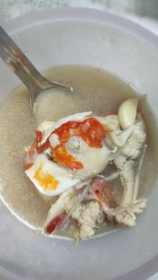 Viral wanita asal Malaysia bernama Amanda Omeychua masak sup ikan koi peliharaannya. (Foto: Facebook/Amanda Omeychua) 