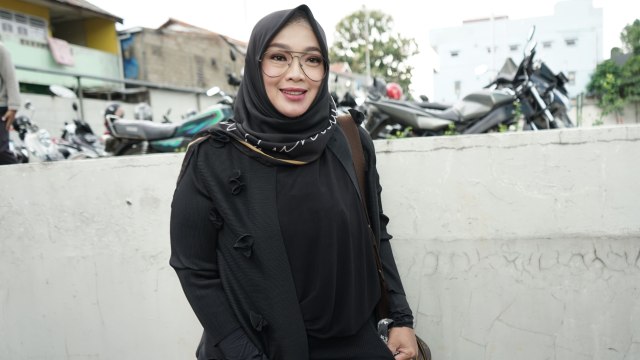 Artis Rina Gunawan saat ditemui dikawasan Tendean, Jakarta, Jumat, (22/1/2021). Foto: Ronny