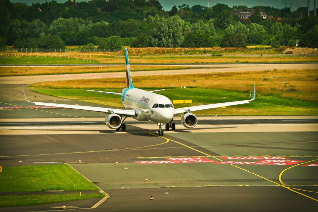 Ilustrasi pesawat di runway bandara. Foto: Pixabay/MichaelGaida