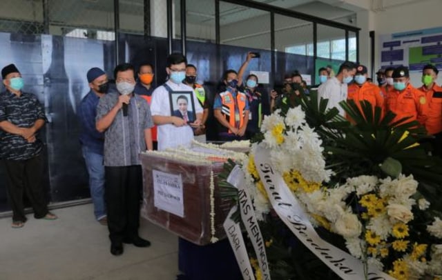 Wakil Gubernur Kepulauan Bangka Belitung, Abdul Fatah saat menyambut kedatangan jenazah korban jatuhnya pesawat Sriwijaya SJ-182 yang telah teridentifikasi Disaster Victim Identification (DVI) Polri atas nama Yulian Andika. (Ist)