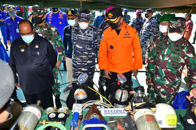 Wali Kota Sorong didampingi Danrem 181/PVT, Panglima Koarmada III dan Kepala Basarnas Sorong melihat dari dekat berbagai peralatan milik Basarnas, yang akan digunakan jika terjadi bencana alam, foto : Yanti/Balleo NewsPemkot 