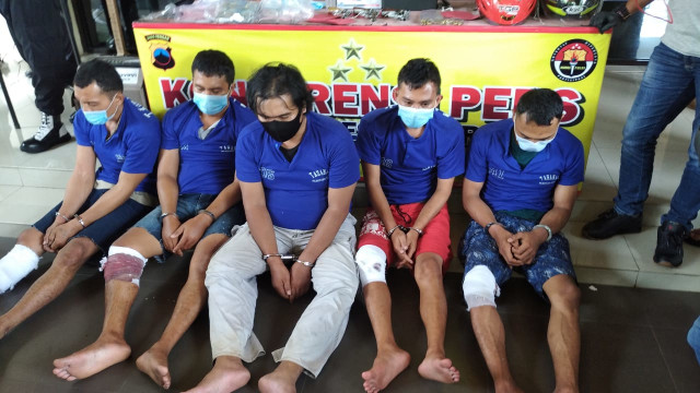Lima tersangka perampok bersenjata api saat dihadirkan pada konferensi pers di Mapolrestabes Semarang, Jumat (22/1). Foto: Dok. Istimewa