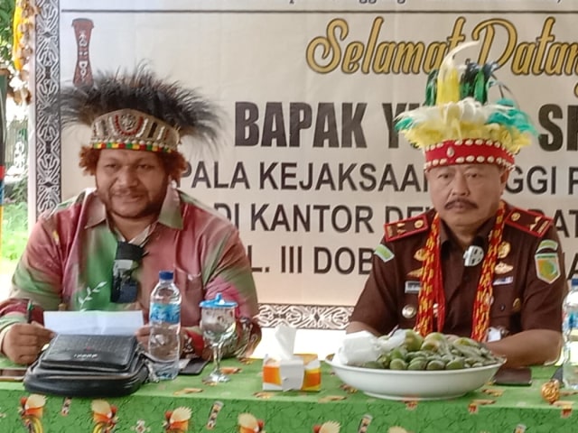 Ketua DAP Wilayah III Doberay Mananwir Paul Finsen Mayor bersama Kepala Kejaksaan Tinggi Papua Barat, foto : Istimewa