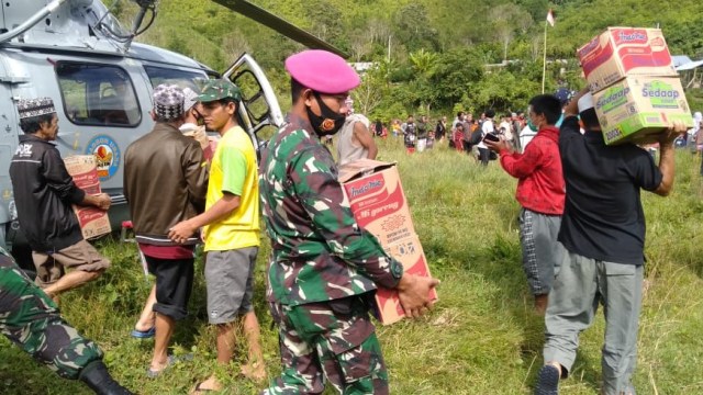 Prajurit TNI AL salurkan bantuan logistik bagi pengungsi di wilayah pegunungan di Ulumanda, Kabupaten Majene, Sulawesi Barat. Foto: Dok. Istimewa