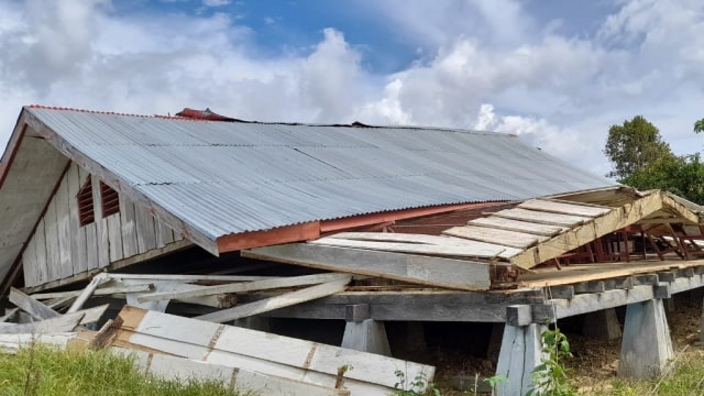 Nampak salah satu gedung sekolah dasar terpencil di Kecamatan Toribulu, Parimo, Sulteng, yang ambruk akibat diterjang angin puting beliung. Foto: Istimewa