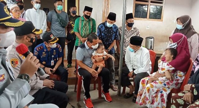 Wali Kota Lubuklinggau, SN Prana Putra Soher beserta jajaran saat menjumpai istri dan keluarga Rion Yogatama. (foto: istimewa)