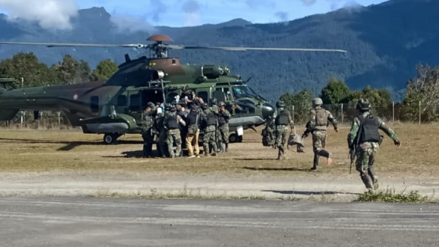 Helikopter Caracal melakukan evakusi ke Timika 2 TNI gugur dari Intan Jaya, Papua. (Dok  omando Gabungan Wilayah Pertahanan III)