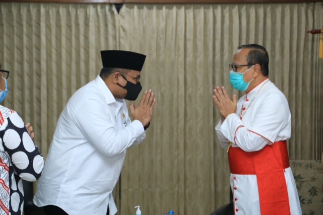 Menteri Agama Yaqut Cholil Qoumas menemui Uskup Agung Jakarta, Prof Ignatius Kardinal Suharyo, di Gereja Katedral Jakarta. Foto: Kemenag