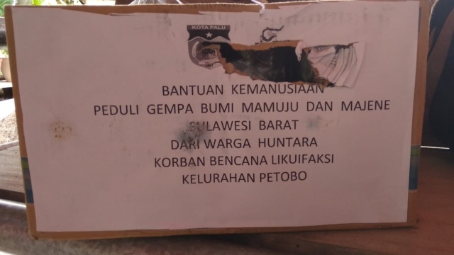 Bantuan dari korban likuefaksi Palu untuk korban gempa di Mamuju, Sulawesi Barat. Foto: Adi Pallawalino/sulbarkini