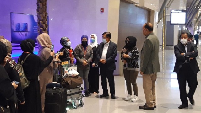 Mantan Wapres JK melepas Pekerja Migran Indonesia (PMI), Program Amnesti Kesultanan Oman di Muscat. Foto:  Dok KBRI Muscat