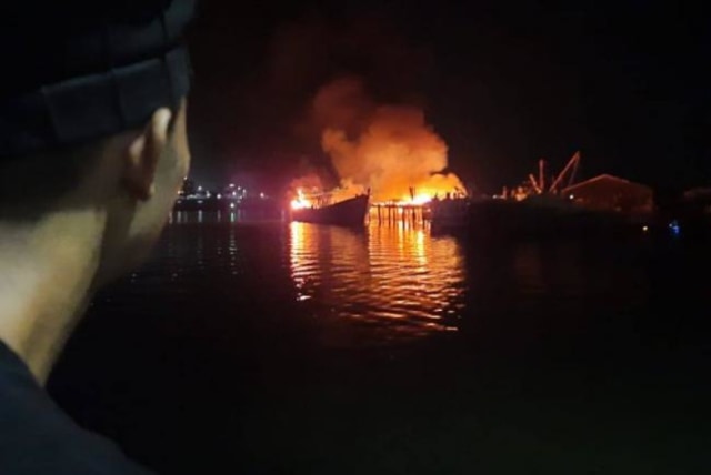 Bengkel kapal di Kampung Bugis Tanjungpinang terbakar (Foto:Adi/Batamnews)