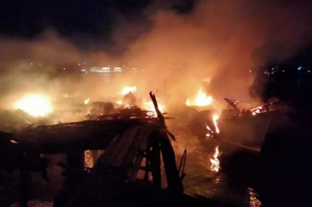 Bengkel kapal di Kampung Bugis Tanjungpinang hangus terbakar (Foto:Adi/Batamnews)