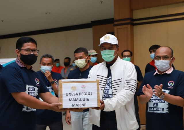 Rektor Unesa Prof Nurhasan memberangkatkan tim relawan kemanusiaan Unesa ke Mamuju dan Majene. Foto-foto: Dok. Unesa