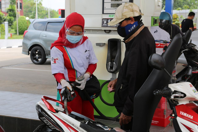 Petugas mengisi bahan bakar di SPBU. Foto: Dok. Pertamina