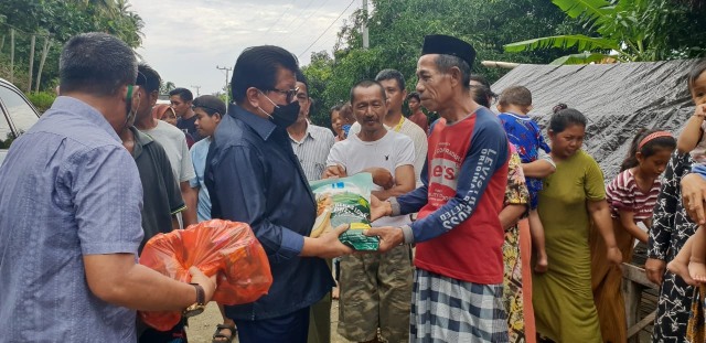 Anwar Adnan Saleh Bantu Korban Gempa Sulbar