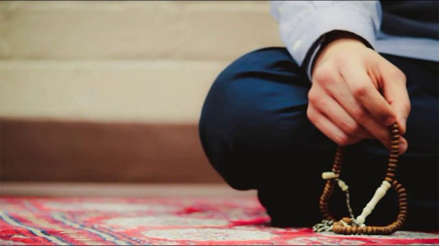 Ilustrasi berdzikirdan berdoa setelah sholat fardhu. Sumber: Pinterest
