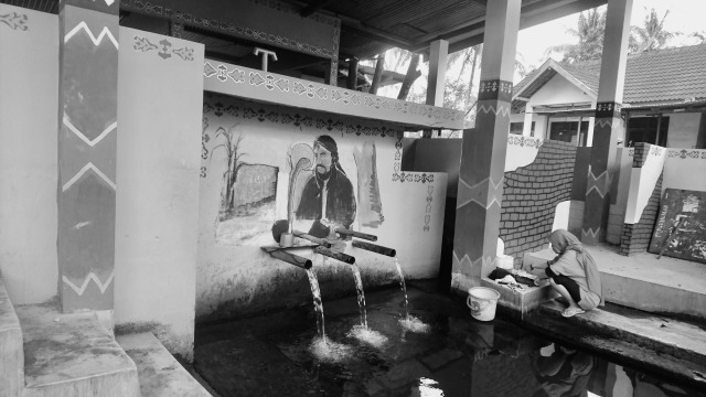 Sendang Perwitosari dan lukisan di dinding. Foto: Widi Erha Pradana. 