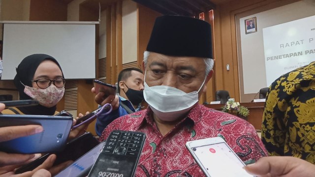 Bupati Sanusi saat diwawancarai media. Foto: Rizal.