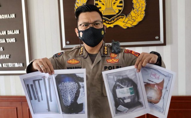 Kabid Humas Polda Aceh Kombes Pol Winardy memberi keterangan terkait penangkapan 5 terduga teroris yang dilakukan tim Densus 88 Antiteror di Aceh. Foto: Suparta/acehkini