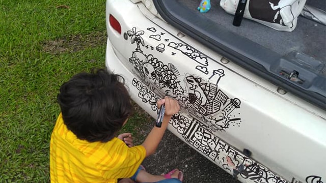 Tak Marah, Orang Tua Ini Malah Beri Dukungan Anaknya yang Hobi Coret-coret Mobil (886448)