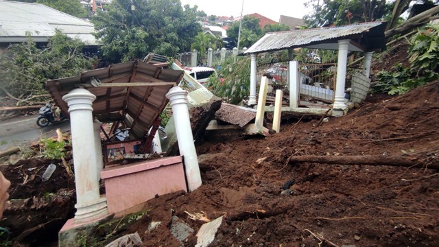 Kuburan longsor di Kelurahan Winangun Kecamatan Malalyang Kota Manado, akibat diguyur hujan deras. (foto: febry kodongan/manadobacirita) 