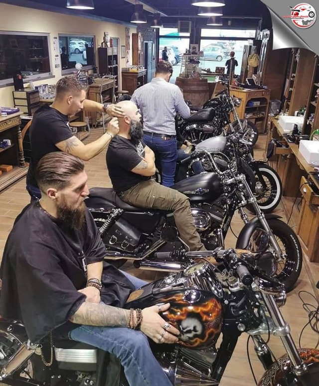 Viral kursi barbershop di Amerika Serikat sepeda motor Harley Davidson. (Foto: Twitter @hegemonster)