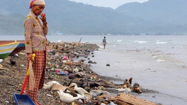 Ilustrasi: Tumpukan sampah yang bertebaran di bibir pantai Kalumata, Ternate. Foto: Ipang Mahardhika/cermat