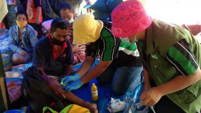 Tim medis dari Dinas Kesehatan Kabupaten Mamasa memeriksa kesehatan warga di tenda pengungsian. Foto: Dok. Istimewa