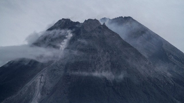 Kubah lava Gunung Merapi terlihat dari Pakem, Sleman, DI Yogyakarta, Sabtu (23/1). Foto: Hendra Nurdiyansyah/ANTARA FOTO